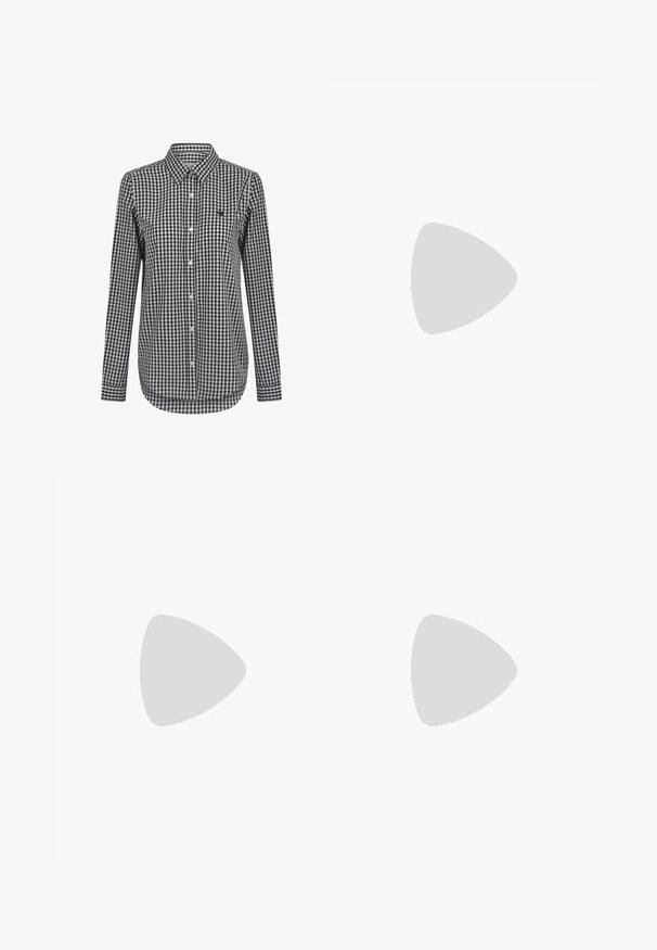 Chemise à manches longues à carreaux noir et blanc, dotée d'un col boutonné et d'un ourlet arrondi. Comprend un petit logo sur la poitrine.; Jupe plissée gris foncé avec une taille élastique et un cordon bordeaux noué au centre devant.; Jambes portant des leggings côtelés foncés associés à des ballerines noires avec de petits détails en nœud sur fond blanc.; Petit sac à main noir brillant avec deux longues anses et des détails à cordon sur les côtés sur un fond clair uni.