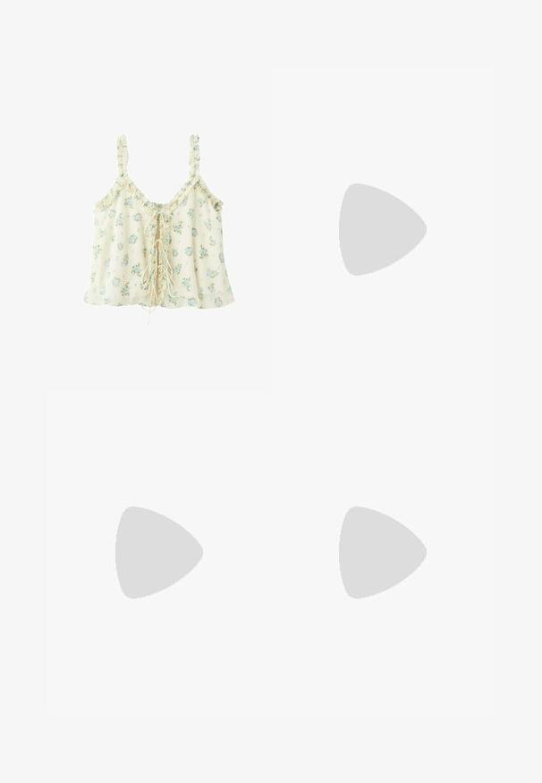 Camisole florale crème avec fleurs bleues, bordures à volants, bretelles fines et détail à lacets sur le devant avec longs liens.; Pantalon ample couleur crème avec motif floral bleu, froncé à la taille et avec des poignets élastiques aux chevilles.; Chaussure plate en crochet beige avec bout pointu, côtés ouverts et lanières à nouer autour de la cheville en forme de nœud.; Sac d'épaule en tissu beige avec bandoulière en cuir noir et fermeture éclair supérieure, forme rectangulaire simple et légèrement molle.