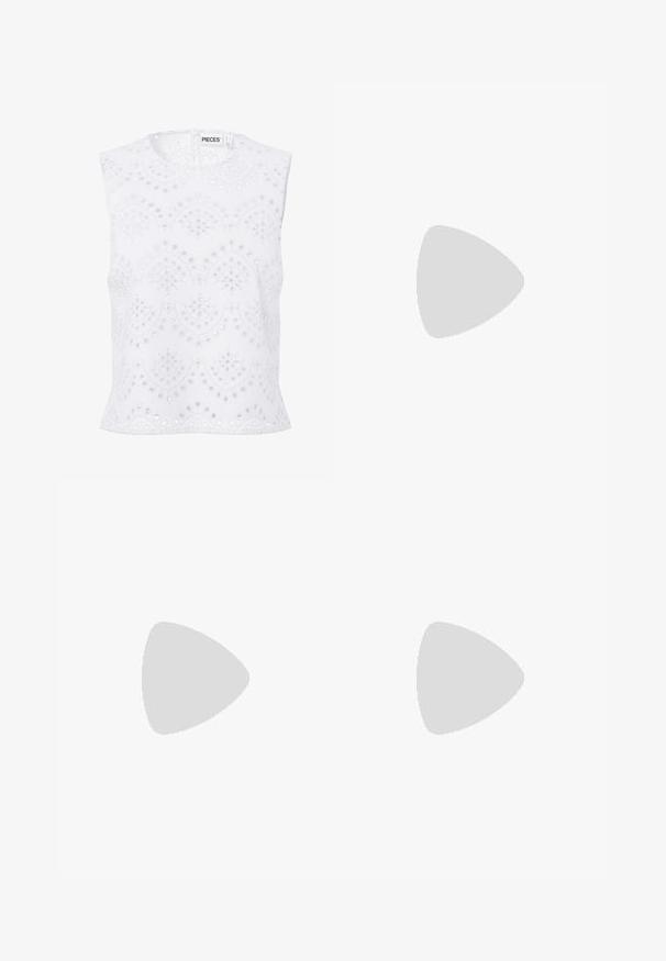 Blouse blanche sans manches avec encolure ronde, broderie anglaise et motifs festonnés, présentée sur un fond uni.; Pantalon large bleu marine avec plis, passants pour ceinture et taille haute, présenté sur un fond clair uni.; Sandales blanches à talon léger avec des fines lanières et une texture en cuir lisse ; elles sont dotées d'une petite boucle décorative.; Boucles d'oreilles en argent avec des maillons ovales allongés, présentant une finition polie et un pendentif tombant texturé. Design simple avec des bords lisses.
