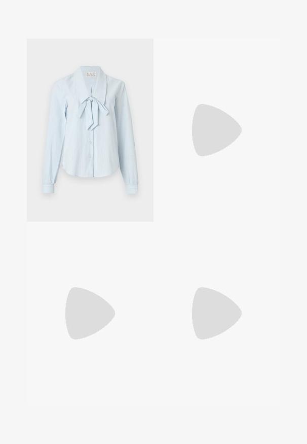 Blouse à manches longues rayée bleu clair avec un grand col et un détail noué au niveau du cou ; confectionnée dans un tissu lisse avec une fermeture à boutons sur le devant.; Jupe longue noire en mesh à volants superposés avec taille élastique et détails à volants, semi-transparente en bas.; Sandale pour femme en cuir noir avec fines lanières, une boucle d'orteil, une boucle à la cheville et un talon aiguille de hauteur moyenne sur un fond neutre.; Sac hobo tissé noir avec une structure souple et une poignée intégrée, présenté sur un fond clair uni.