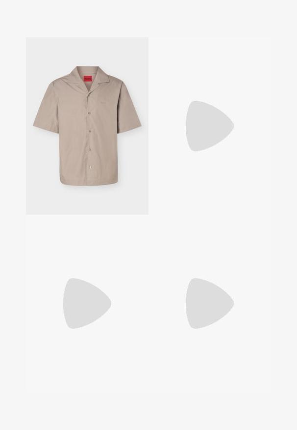 Chemise beige à manches courtes avec boutons et col campagnard, portant une étiquette rouge "HUGO" à l'intérieur du col.; Pantalon homme sur mesure de couleur marron clair avec passants de ceinture, plis, bouton à l'avant et braguette zippée, posé à plat sur un fond blanc.; Mocassin en cuir noir avec détail de bride grise, talon bas et semelle texturée, marqué "HUGO" en or sur le côté.; Ceinture en cuir noir enroulée avec boucle rectangulaire en métal et petit détail de couture rouge sur la boucle, sur fond blanc uni.