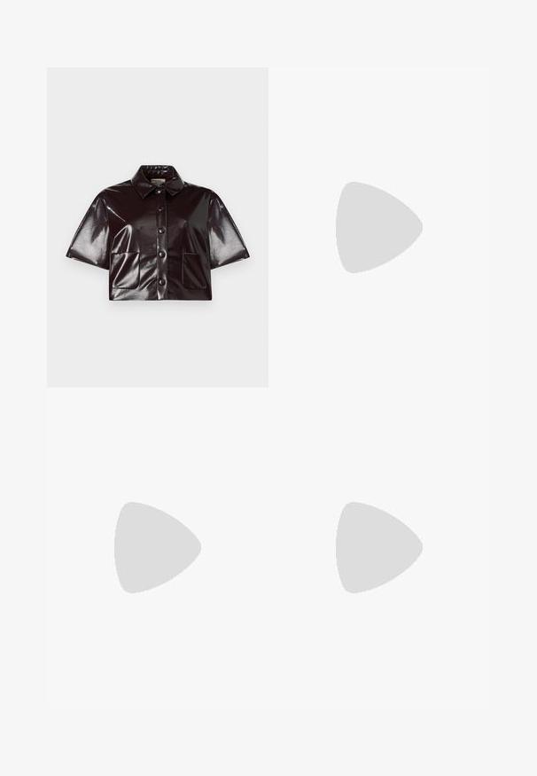 Chemise courte à manches courtes en matériau verni bourgogne foncé, dotée d'un col, de boutons sur le devant et de deux poches plaquées.; Jupe midi froufrou marron en tissu doux, avec une fente sur le côté et une texture lisse, ornée de détails froncés sur le devant.; Chaussure slingback en cuir verni noir à petit talon, bout pointu et bride réglable avec boucle dorée sur fond blanc.; DRAGON DIFFUSION SANTA CROCE BIG - Sac à main - bordo