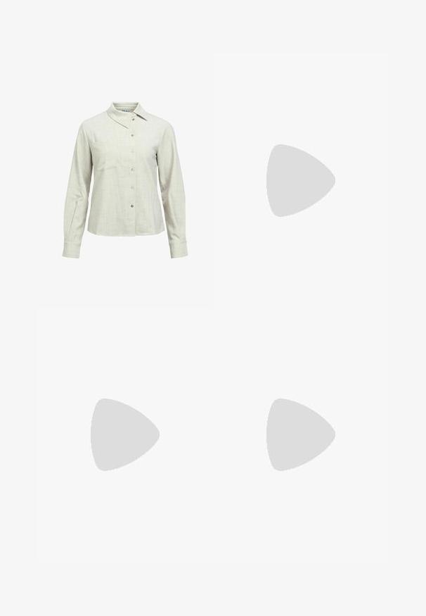 Chemise à manches longues beige clair avec boutons, col pointu et détail discret de poche poitrine sur fond blanc.; Jupe kaki, longueur genou, en tissu doux avec une texture lisse et une coupe évasée, présentant une fente sur le côté pour faciliter les mouvements.; Chaussure plate noire à bout pointu avec bride arrière, flottant au-dessus d'une surface en bitume à côté d'un trottoir carrelé.; Sac à main en cuir verni marron de forme rectangulaire, avec deux longues poignées et des accents courbés subtils à l'avant.