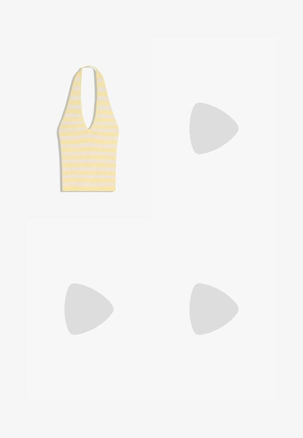 Haut dos nu tricoté rayé jaune et blanc avec un deep décolleté en V et des bretelles larges.; Pantalon taupe à jambes larges, taille haute avec un détail de nœud en tissu sur le côté droit.; Tongs beige avec semelle texturée et brides métalliques bronze en forme de Y sur fond blanc uni.; Lunettes de soleil ovales translucides marron avec verres teintés et branches fines sur fond blanc.