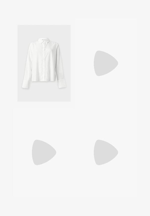 Chemise blanche à manches longues, boutonnée, avec col et larges poignets, présentée sur un fond clair uni.; Jean skinny bleu clair taille haute avec cinq poches, fermeture à boutons et légère décoloration sur les cuisses et les genoux.; Chaussure plate noire à bout pointu avec bride arrière, flottant au-dessus d'une surface en bitume à côté d'un trottoir carrelé.; Petit sac à main noir brillant avec deux longues anses et des détails à cordon sur les côtés sur un fond clair uni.