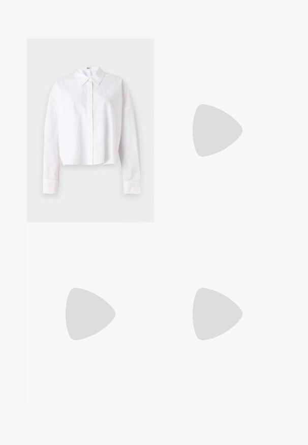 Chemise blanche courte en coton avec un col classique, un devant boutonné et des manches longues avec poignets. Texture lisse, design simple.; Pantalons en velours côtelé rose pâle à jambe large, avec des côtes verticales et une taille ajustée. Texture lisse avec une silhouette décontractée.; Sandale blanche à talon kitten avec des lanières et un bout pointu, flottant au-dessus d'un sol en carrelage en bois en plein air avec un arrière-plan flou de plante et de mur.; Petit sac à main en cuir beige avec poignée supérieure et logo CK argenté sur le rabat avant, présenté sur fond blanc.