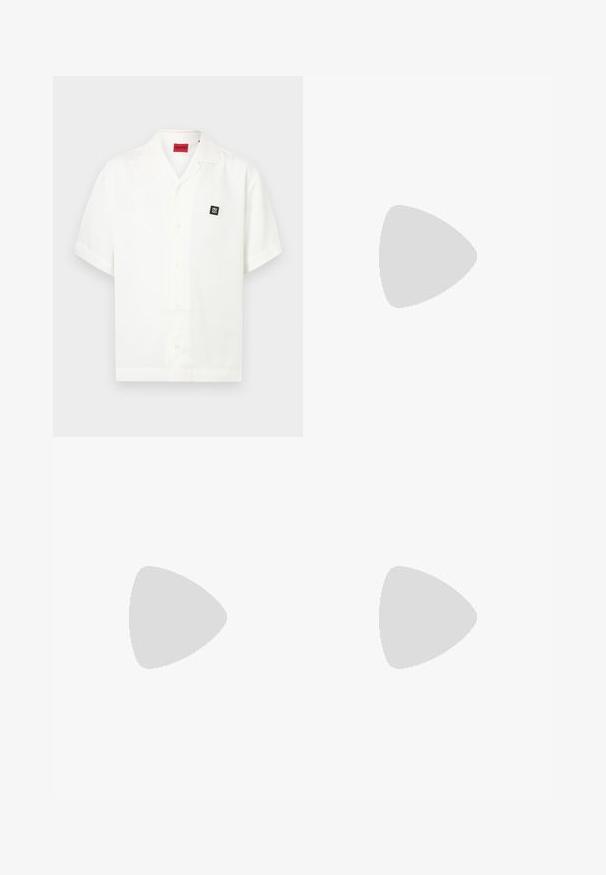 Chemise blanche à manches courtes avec col ouvert, écusson carré noir avec logo sur la poitrine et étiquette de marque rouge à l'intérieur du col.; Pantalons noirs en tissu lisse, avec une coupe droite, des plis à l'avant et une fermeture à bouton avec passants de ceinture.; Mocassin en cuir noir poli flottant au-dessus d'un tapis beige avec un mobilier translucide orange en arrière-plan.; Ceinture en cuir noir avec une boucle argentée et des coutures rouges, enroulée sur un fond clair uni.