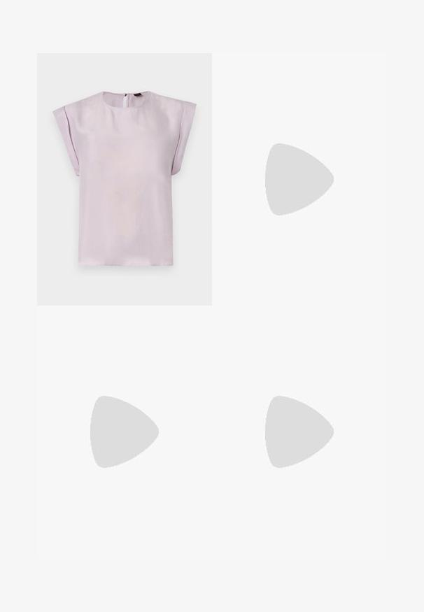 Blouse en soie lilas avec un col rond, des manches courtes drapées et une fermeture au dos en forme d'œillet. Texture douce avec un design minimaliste.; Jean noir slim avec une taille mi-haute, fermeture par boutons, passants pour ceinture, et poches à l'avant et à l'arrière.; Chaussure noire à talon kitten slingback avec bout pointu et détail de logo en métal, flottant près d'une surface réfléchissante et d'un porte-documents métallique avec des papiers.; Sac à main Calvin Klein noir brillant avec fermeture éclair dorée et anse courte sur fond blanc uni.