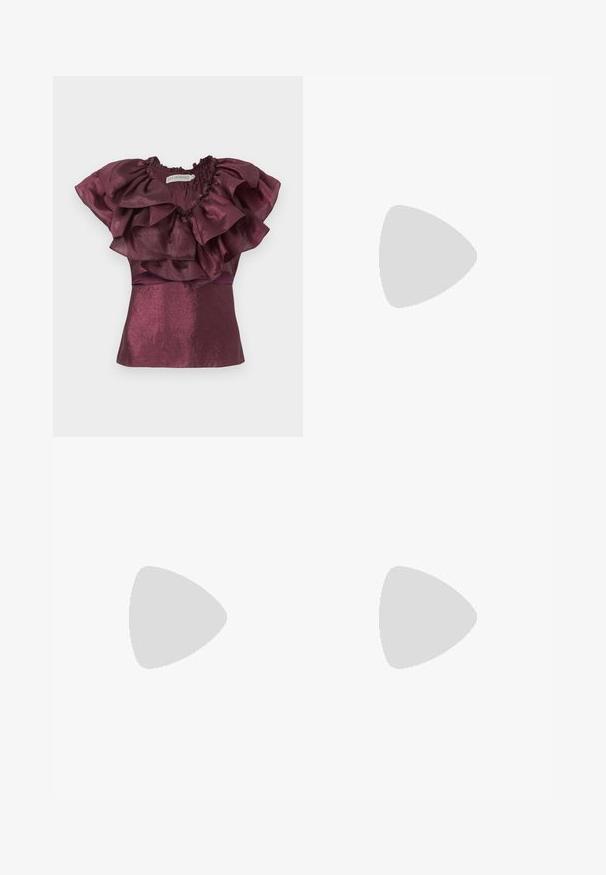 Blouse violette à manches courtes avec col à volants superposés et tissu texturé brillant, marque Ida Sjöstedt.; Jupe en mesh noire avec une ceinture ajustée, ourlet asymétrique, boutons décoratifs sur le devant et texture superposée transparente.; Sandale noire en cuir à talon avec bride à la cheville, bout ouvert, devant carré et accent en métal argenté. Design ajusté avec un profil élégant.; Sac à main en maille noire orné de clous en argent, avec une poignée incurvée et une bandoulière en chaîne. Texture douce avec une forme arrondie.