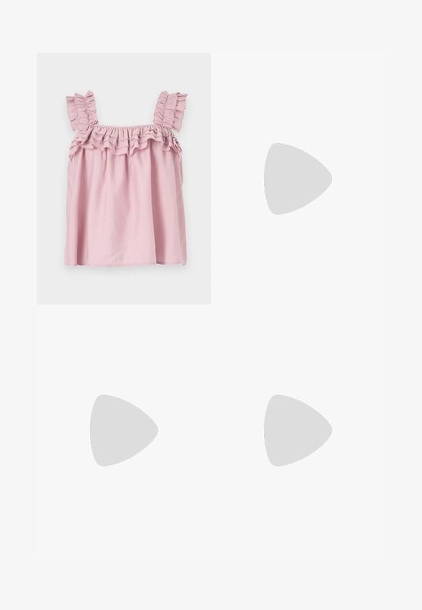 Top sans manches rose avec des bretelles à volants et un décolleté froncé. Fabriqué en tissu léger, avec une coupe ample et fluide.; Mini-jupe rose clair avec bordure en dentelle festonnée à l'ourlet, tissu lisse et design épuré et simple sur fond uni.; Chaussure plate ivoire à bout pointu avec bride ornée de perles et petit talon en bois, vue de côté sur un fond clair.; Sac à main en cuir tressé blanc avec poignée arrondie et extrémités de lanière nouées, présenté sur un fond uni.