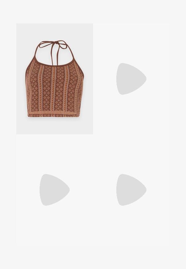 Top crop halter à motifs marron, présentant des designs géométriques avec des accents blanc cassé, des liens au cou ajustables et une finition douce et texturée.; Jupe maxi en dentelle jaune avec un motif ondulé, dotée d'une taille lisse et d'une texture douce et transparente. Conçue pour une silhouette fluide.; Tongs noires en cuir lisse, avec un design de sangle fine et une semelle plate à profil minimal. Aucun motif ou accent notables.; Sac à main marron tissé avec une poignée arrondie, des ferrures argentées et une bandoulière réglable. Il présente une fermeture éclair et une surface texturée.