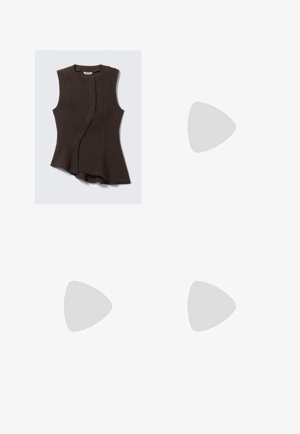 Haut sans manches en tissu marron foncé ; présente un design drapé avec un ourlet asymétrique et une texture lisse. Étiquette de marque visible à l'intérieur du col.; Pantalons évasés marron en tissu doux semblable à du daim. Comprend quatre poches, une fermeture à bouton et une surface lisse et texturée.; Ballerine en cuir verni marron avec un bout carré et une lanière ornée d'une petite boucle dorée. Texture lisse, talon bas et design minimaliste.; Sac bandoulière en cuir marron foncé avec une forme souple et décontractée et une anse nouée torsadée sur un fond blanc uni.