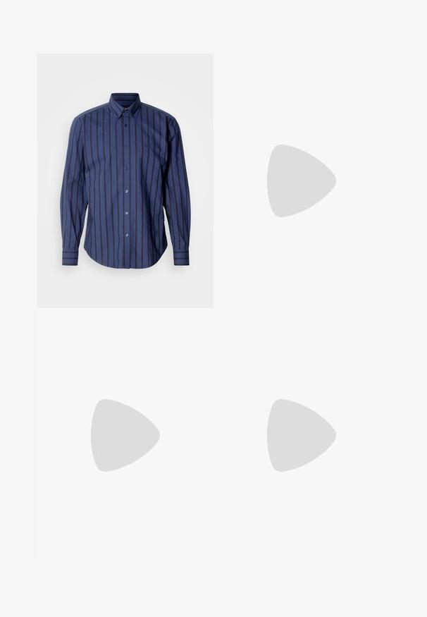 Chemise à manches longues bleu marine avec rayures verticales, col boutonné et logo subtil. Présente un ourlet arrondi et des accents de boutons.; Jean en denim noir taille haute avec fermeture à bouton et à glissière, poches avant et arrière, et coupe droite.; Mocassin en cuir noir avec mors en métal doré et logo "HUGO", présenté sur un tapis beige et un meuble translucide marron.; Ceinture en cuir noir avec une boucle en argent portant le logo de la marque, des coutures orange et une texture lisse. Design classique avec une finition élégante.