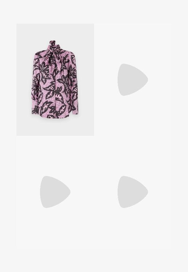 Blouse rose avec un motif floral noir et des accents ponctués, un col montant et un grand nœud à l'encolure. Manches longues.; Jean skinny en denim noir, avec un design classique à cinq poches et un léger dégradé. Fermeture à bouton en métal et couture contrastante.; Bottine en cuir noir à bout pointu et petit talon kitten, présentée en angle devant un sol poli et un mur en blocs de verre.; Mini sac à bandoulière en cuir noir avec une fine bandoulière et un petit logo CK doré au centre avant.