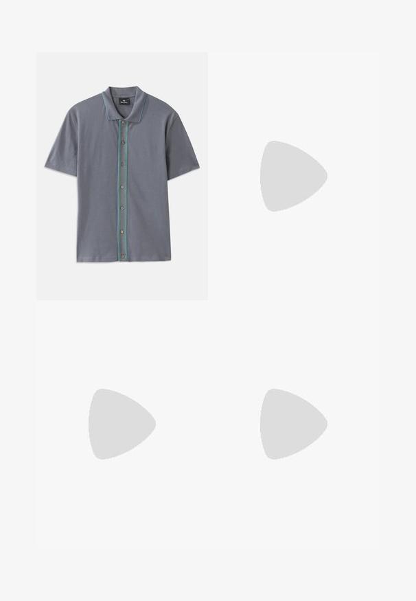 Polo gris à manches courtes avec une bande contrastante bleue et verte le long de la patte de boutonnage et cinq boutons marron. Texture de tissu douce.; Pantalon bleu marine léger avec une ceinture élastique et des jambes droites. Texture lisse sans motifs ni accents visibles.; Baskets basses blanches et beiges avec semelle en caoutchouc, lacets blancs, détails en daim et logo doré "Paul Smith" sur le côté.; Sac bandoulière en cuir marron foncé texturé avec une sangle réglable et un petit accent décoratif bleu sur le côté.