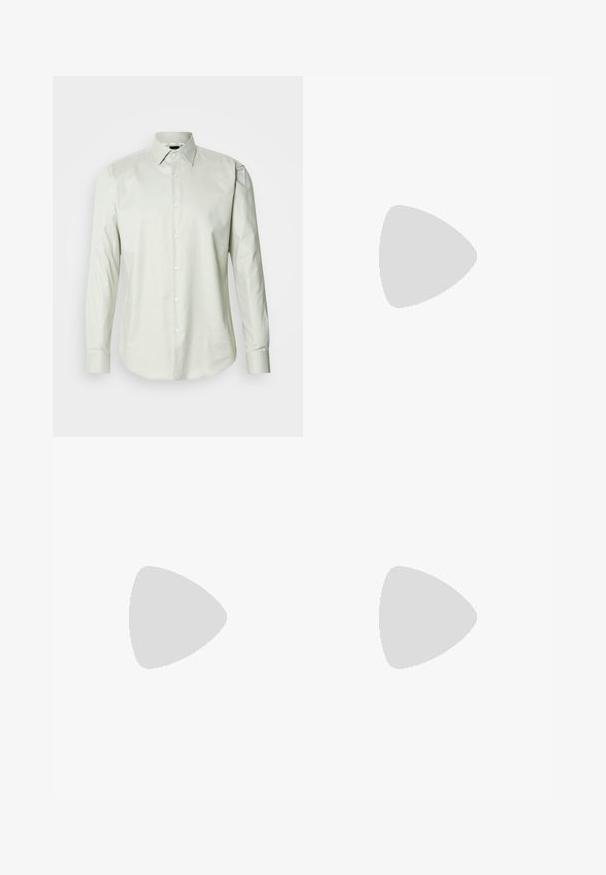 Camisa de manga larga verde claro con cuello estructurado, textura lisa y tapeta frontal con botones blancos.; Pantalones rectos negros con cintura con botones, trabillas para cinturón y pliegue frontal, exhibidos sobre un fondo blanco liso.; Zapato de vestir negro de cuero brillante con tacón bajo, cierre de cordones y puntera redonda, mostrado de lado sobre un fondo claro y liso.; Bolsa de viaje de cuero negro con dos asas superiores, una correa de hombro desmontable y un bolsillo frontal con cremallera para almacenamiento adicional.