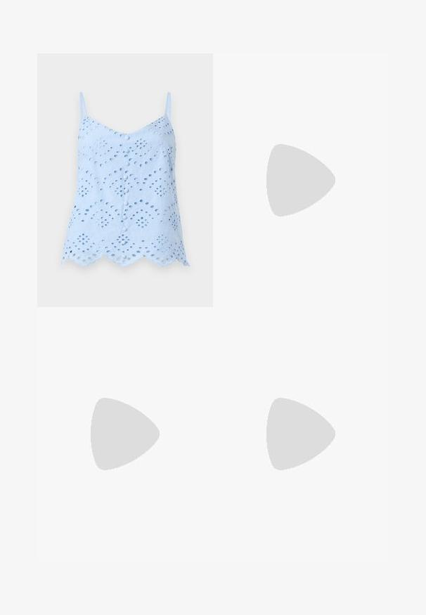 Top sin mangas de color azul claro con bordado de ojal, dobladillo con motivos en forma de onda y botones decorativos. Material de algodón suave con una textura delicada.; Falda lápiz de mezclilla azul claro con dobladillo acampanado y aberturas laterales, con cierre de botones en la parte frontal y bolsillos. Diseño simple y limpio.; Mules de cuero negro con punta afilada y un singular tacón en forma de cono. Textura suave y diseño minimalista, con parte trasera abierta para facilitar su uso.; Bolso de cuero negro con dos asas, correas decorativas y base rectangular sobre un fondo claro y liso.