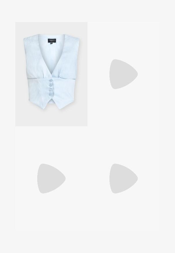 Veste sans manches bleu clair avec un col en V profond, quatre boutons sur le devant, taille cintrée, et étiquette de marque Bardot à l'intérieur du col.; Pantalons en denim blanc avec une coupe droite, dotés d'une fermeture à bouton sur le devant et d'une texture subtile. Comprend des poches latérales et un matériel minimal.; Sandale pour femme en cuir noir avec fines lanières, une boucle d'orteil, une boucle à la cheville et un talon aiguille de hauteur moyenne sur un fond neutre.; Sac hobo tissé noir avec une structure souple et une poignée intégrée, présenté sur un fond clair uni.