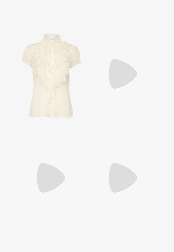 Blusa crema fabricada en tejido ligero, con un frente con volantes, cuello alto, mangas cortas y cierre de botones.; Falda rosa con capas, cintura elástica y pliegues decorativos a lo largo de la capa inferior, mostrada sobre un fondo blanco.; Bailarinas de charol color marfil con dos tiras decorativas y botones dorados, que presentan una punta redondeada y un bajo tacón cuadrado.; Bolso de cuero blanco con forma estructurada; cuenta con un acento de hardware ovalado en tono dorado con motivos de aves y una correa de hombro desmontable.