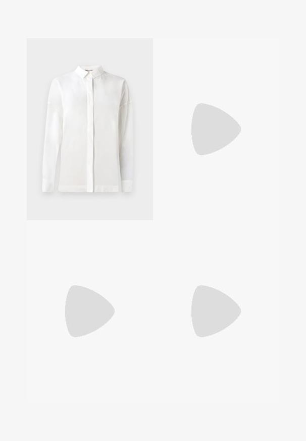 Chemise blanche à manches longues avec un col boutonné, texture lisse, coupe droite et patte de boutonnage cachée. Tissu doux et léger sans motifs.; Pantalon beige à jambes larges avec passants pour ceinture, poches avant et fermeture éclair avant dissimulée avec un crochet.; Chaussure femme couleur crème à bout pointu avec un petit talon rond en forme de boule, sur fond uni.; Sac à main en cuir noir avec un design plissé, une sangle unique, un cadre métallique argenté et deux grandes fermoirs ronds en argent.