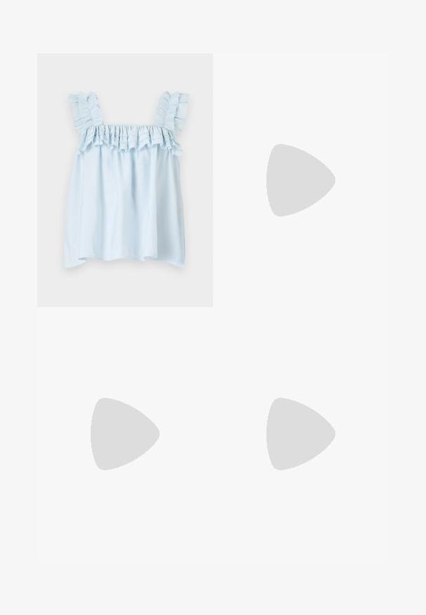 Haut sans manches bleu clair avec des bretelles froncées et un col froncé. Fabriqué en tissu léger, il présente des textures douces et une coupe ample.; Shorts en denim bleu clair, présentant une taille haute, un design classique à cinq poches, et un ourlet effiloché avec une texture légèrement délavée.; Botte de cow-boy en daim marron avec coutures décoratives, bout pointu et talon bas incliné, exposée sur un banc en bois en extérieur.; Sac d'épaule en daim marron en forme de croissant avec une longue bandoulière et des franges le long des bords inférieurs sur fond blanc.