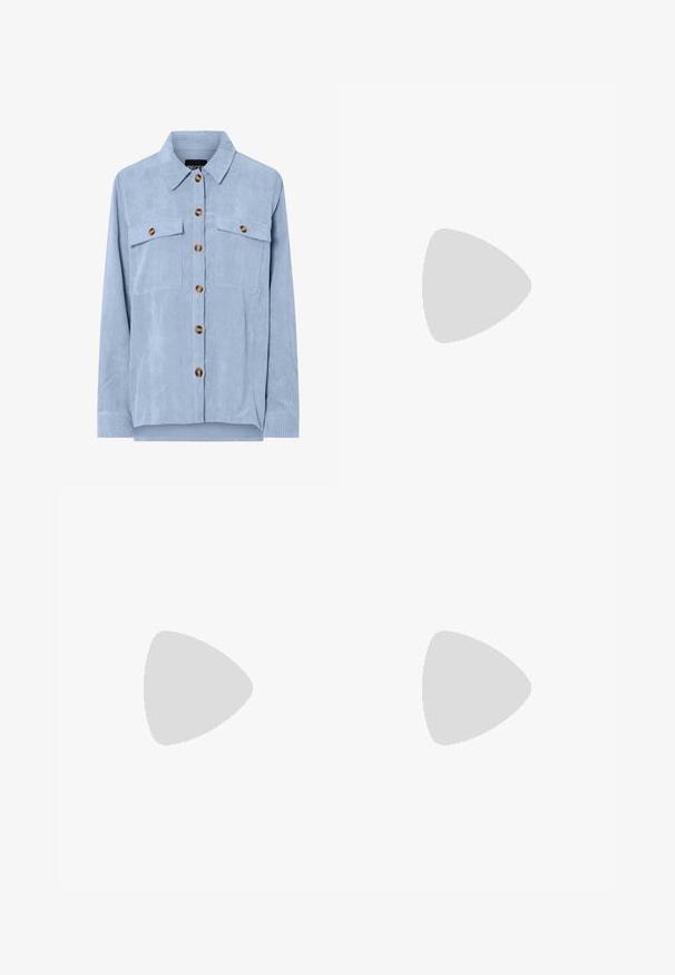Chemise en velours côtelé bleu clair à boutons, manches longues, deux poches poitrine avec rabats à boutons, et col classique.; Jupe mini en faux cuir noir avec un design ajusté, des plis latéraux et une ceinture avec une boucle argentée et des œillets. Texture lisse, taille haute.; Escarpin en cuir noir à talon aiguille avec un bout pointu, une bride latérale à boucle, des clous le long du bord et un laçage décoratif à l'avant.; Petit sac à main noir brillant avec deux longues anses et des détails à cordon sur les côtés sur un fond clair uni.