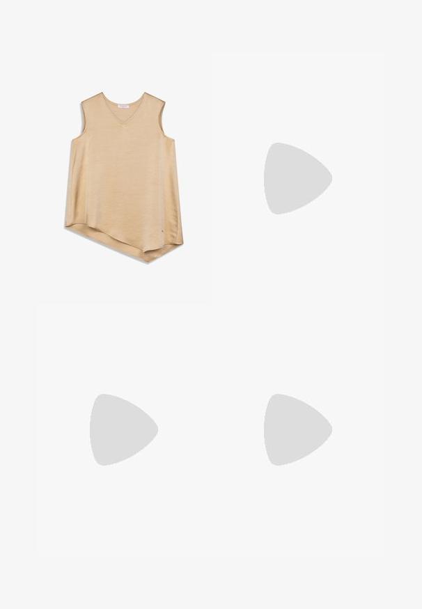 Haut beige sans manches avec un col en V ; texture douce et lisse ; ourlet asymétrique ; marque minimaliste sur le côté inférieur.; Pantalons ajustés en crème claire avec un motif floral texturé, présentant une jambe droite et une taille épurée avec une fermeture arrière.; Mule blanche à bout ouvert avec talon bloc sur sol pavé près d'un mur carrelé, inclinée pour montrer les vues latérale et supérieure.; Pieces PCALUANA SHOULDER BAG - Sac à main - birch