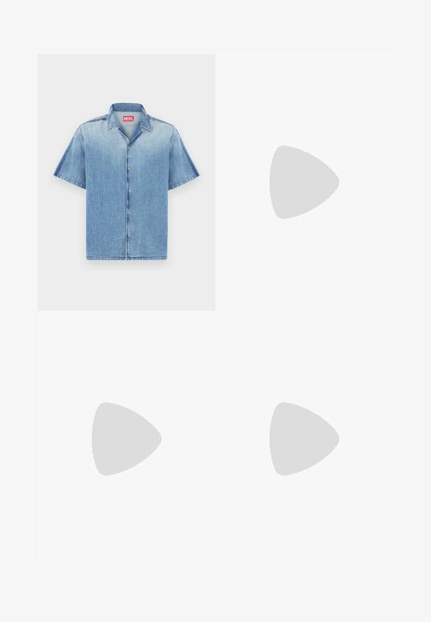 Chemise en jean à manches courtes bleu clair avec bords effilochés, boutons sur le devant et col pointu. Présente une étiquette de marque rouge au niveau du cou.; Shorts noirs en denim à jambes larges avec bouton sur le devant, fermeture éclair, passants pour ceinture et détails de texture délavée.; Baskets noires en mélange de matériaux lisses et texturés, dotées d'un bout rond, d'une semelle épaisse et d'une fermeture à lacets. Design minimaliste avec des accents.; Ceinture en cuir noir avec une boucle en métal argenté portant le texte en relief "DIESEL". Le design est épuré avec une texture lisse.