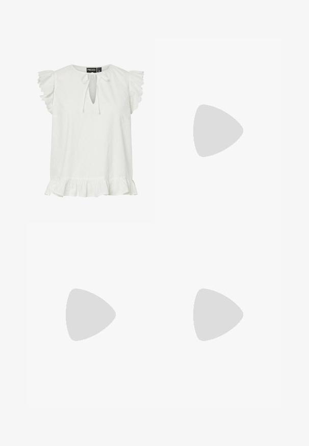 Blouse blanche sans manches avec manches courtes à volants, encolure goutte d’eau à nouer et ourlet volanté. Étiquette de marque "Pieces" à l’intérieur du col.; Pantalon noir taille haute à jambes larges avec poches avant et passants de ceinture, présenté sur un fond clair uni.; Escarpin noir en cuir, à bout pointu, avec un petit talon conique, texture lisse et une découpe peu profonde sur le dessus pour plus de visibilité du pied.; Sac à main en cuir noir avec double anses, poches zippées à l'avant et détails en rivets métalliques, sur un fond clair et uni.