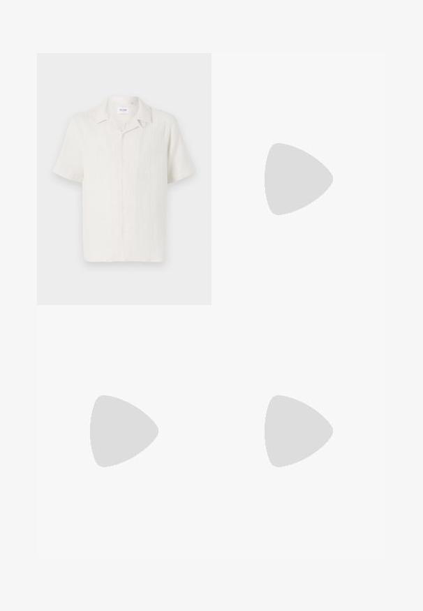 Chemise à manches courtes, couleur crème clair, avec un motif texturé subtil et un design de col classique.; Shorts cargo en velours côtelé beige avec une taille élastique, fermeture à cordon de serrage et deux poches latérales. Le tissu présente un motif texturé à côtes.; Baskets blanches avec des accents noirs et gris, présentant un embout texturé gris, une semelle en caoutchouc noir et des lacets plats blancs. Design épuré, style minimaliste.; Sac fourre-tout en toile crème avec poche avant, deux poignées, bandoulière réglable et petit texte jaune "O.N.S" en bas à droite de la poche.