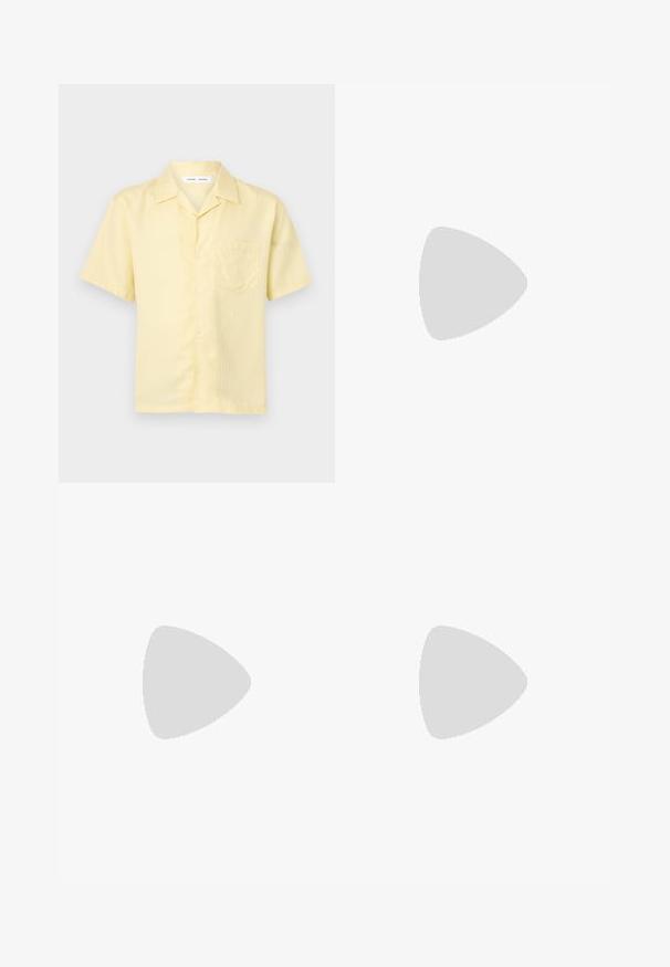 Chemise à manches courtes jaune clair avec boutons, poche poitrine et col camp, présentée sur un fond blanc uni.; Pantalon de costume noir à jambes droites, passants pour ceinture et fermeture frontale dissimulée, présenté sur un fond blanc.; Mocassins en cuir noir avec un bout rond, des détails cousus et une semelle en caoutchouc plate. Présentent une large bande sur le cou-de-pied.; Ceinture en faux cuir noir avec texture crocodile et boucle ronde en argent, enroulée sur un fond blanc uni.