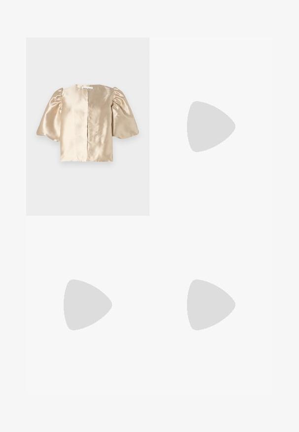 Crop top beige en satin avec des manches bouffantes, un col rond et une fermeture centrale. Le design présente une texture lisse avec un léger éclat.; Pantalons à jambe large en tissu marron clair, dotés de plis, d'un devant plat et d'un ourlet net. Texture lisse avec un léger éclat.; Sandale noire en cuir à talon avec bride à la cheville, bout ouvert, devant carré et accent en métal argenté. Design ajusté avec un profil élégant.; Petit sac pochette métallique dorée avec fermoir argenté et chaîne sur un fond clair uni.