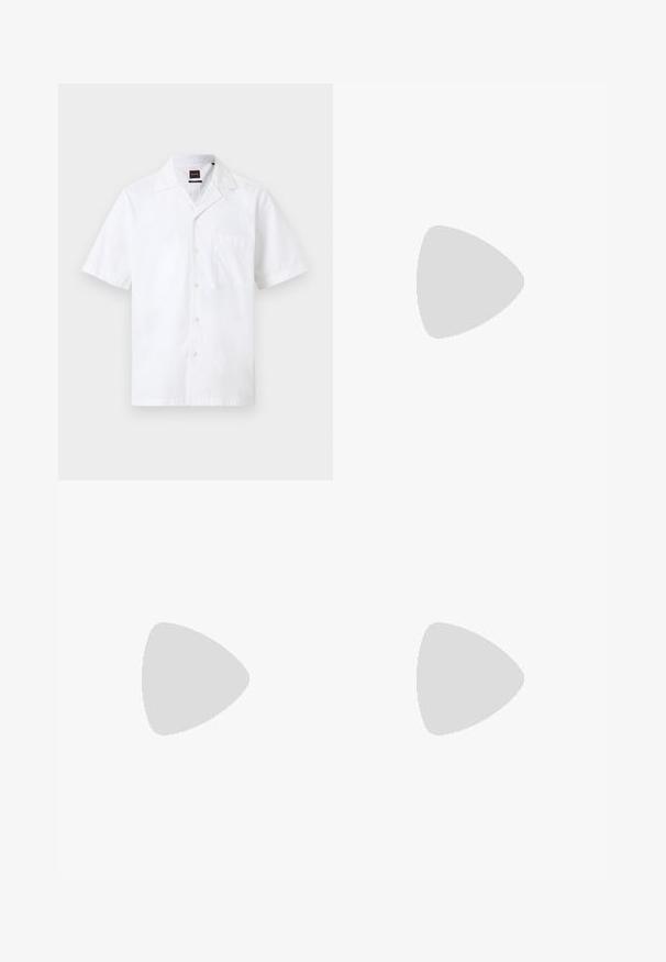 Chemise blanche pour homme à manches courtes, boutonnée à l'avant, avec une poche frontale et un col club.; Pantalon beige droit avec passants pour ceinture et nouage à l'avant, présentant un design épuré et ajusté ainsi qu'un tissu texturé.; Baskets en cuir blanc avec lacets flottant au-dessus de carreaux en bois carrés et de petits cailloux, avec un arbre et un fond gris.; Ceinture en cuir marron roulée avec une boucle rectangulaire en or gravée de "BOSS" dans le coin inférieur droit de la boucle.