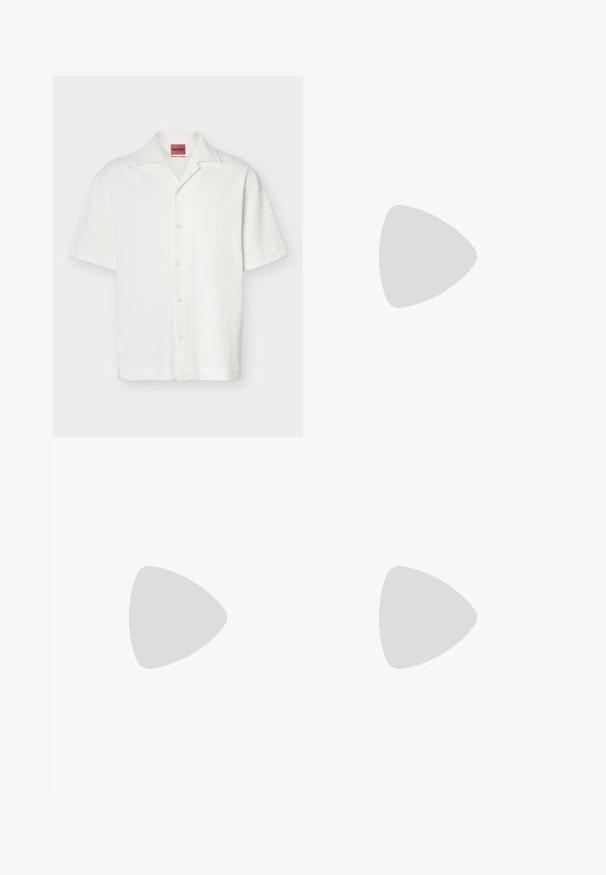 Chemise blanche à manches courtes texturée avec boutons, col camp et étiquette HUGO visible à l'intérieur de l'encolure.; Pantalon tailleur gris clair en tissu lisse, présentant une coupe droite, des plis à l'avant, et une ceinture classique avec passants pour ceinture.; Mocassin en cuir noir au design élégant, doté d'une bande texturée et d'une finition lisse. Présenté sur un fond doux et clair.; Ceinture en cuir noir avec boucle métallique noire mate, légèrement enroulée avec l'extrémité de la lanière reposant sur une surface blanche.