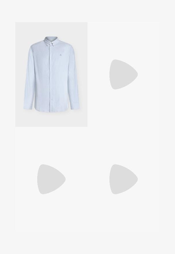 Chemise à manches longues à rayures bleu clair et blanc, à boutons, avec col boutonné et petit logo brodé sur la poitrine.; Pantalons en coton bleu marine avec une coupe droite, présentant une fermeture à bouton à l'avant, des passants de ceinture et deux poches latérales. Texture lisse.; Mocassin en cuir marron foncé flottant au-dessus d'un tapis beige avec un canapé courbé beige en arrière-plan.; Ceinture en cuir marron avec une texture lisse, boucle en métal argenté, bords cousus et un détail en boucle, présentant une extrémité effilée.