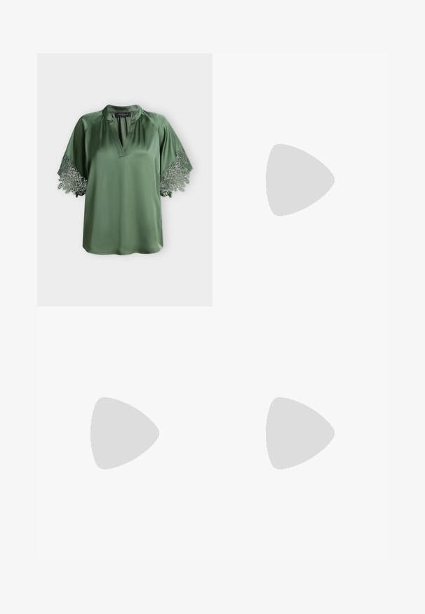 Blouse en satin vert avec col en V, manches courtes larges ornées d'une délicate bordure de dentelle, et petit col montant.; Mini-jupe en similicuir noir brillant avec une fine ceinture cordon noire ornée d'accents métalliques argentés circulaires à l'avant.; Sandale à talon haut noire avec une bride étroite à la cheville, bout carré, cuir lisse et accent de boucle métallique.; Sac cabas noir avec motif crocodile, présentant une texture lisse et deux poignées robustes. Comprend une pochette zippée détachable.