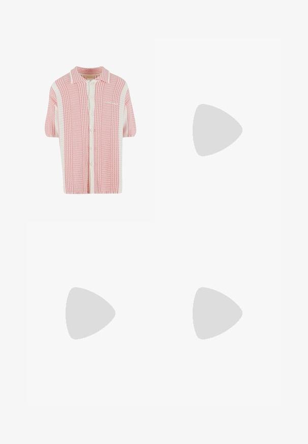 Kortærmet strik cardigan med et pink og hvidt stribet mønster, der har en krave og knaplukning foran. Blødt, tekstureret stof.; Lyse beige linned bukser med elastisk talje og snor. Lige ben-design med en glat tekstur og let indsnævring ved anklerne.; Brun læder bådsko med hvide sømme, snøre detaljer og lysbrun gummisål, vist fra siden på hvid baggrund.; Sølvfarvet metalarmbånd med skiftevis rektangulære og ovale led, justerbar lukning med lille rund charm på hvid baggrund.
