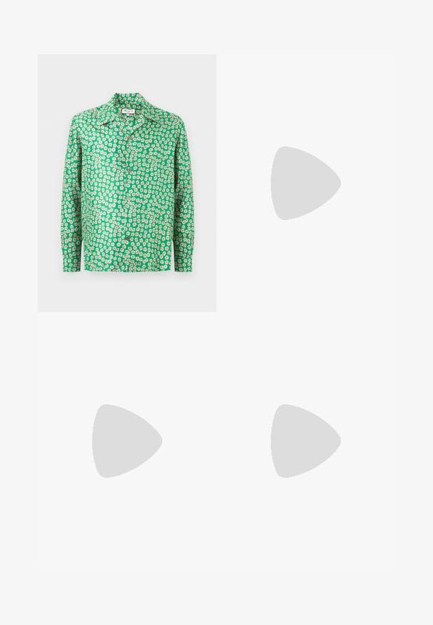 Chemise verte à manches longues avec boutons, imprimé de marguerites blanches et jaunes, col évasé et étiquette de marque visible au niveau de l'encolure.; Pantalon bleu à motifs en tissu léger, présentant des motifs abstraits blancs de différentes formes et objets sur toute la surface.; Sandale en cuir noir avec un design ouvert, des franges au niveau des orteils et une sangle ajustable au talon, avec une semelle plate.; Sac seau en cuir noir avec une finition texturée, ouverture resserrée, bandoulière réglable et accents en métal doré.
