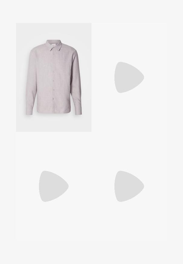 Chemise en lin gris clair avec col, manches longues et boutonnière. Présente une texture subtile et des boutons en nacre le long de la patte de boutonnage.; Jean denim noir délavé slim avec cinq poches, passants de ceinture et fermeture par boutons à la taille, présenté face à un fond blanc.; Bottes noires en cuir à talon arrondi, avec un design à lacets et une languette à l'arrière. Tige texturée et semelle en caoutchouc.; Sac messager noir Calvin Klein avec bandoulière réglable et rabat avant sécurisé par une boucle, présenté sur un fond uni.
