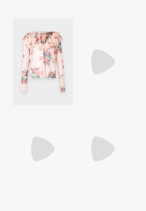 Blomster langærmet blouse i lys pink med flæsedetalje ved halsen. Har et akvarel-blomster mønster med røde og grønne nuancer. Halv-gennemsigtigt stof.; Bukser i lyserød satin med en afslappet pasform, der har en elastisk talje og vide ben. Glat tekstur uden synlige mønstre eller detaljer.; Beige åben tå højhælet mule-sandal med to snoede knudestrimler og en slank stilet-hæl på hvid baggrund.; Plisseret beige læderclutch med en sølvmetalramme, der har to runde dekorative låse og en sølvkædetrasporte.
