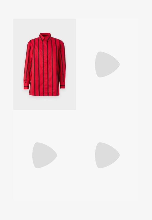 Rode blouse met lange mouwen, knopen, zwarte verticale strepen en een puntige kraag, afgebeeld tegen een effen achtergrond.; Zwarte broek met wijde pijpen, elastische tailleband en verstelbaar koord, gemaakt van lichtgewicht stof.; Zwarte platte sandaal met meerdere dunne bandjes, een enkelfiguur met gesp en een open-toe kooi-ontwerp op een witte achtergrond.; Zwarte lederen handtas met een grote open bovenkant en een enkele schouderriem. Zachte textuur, minimalistisch ontwerp, met subtiele metalen accenten.