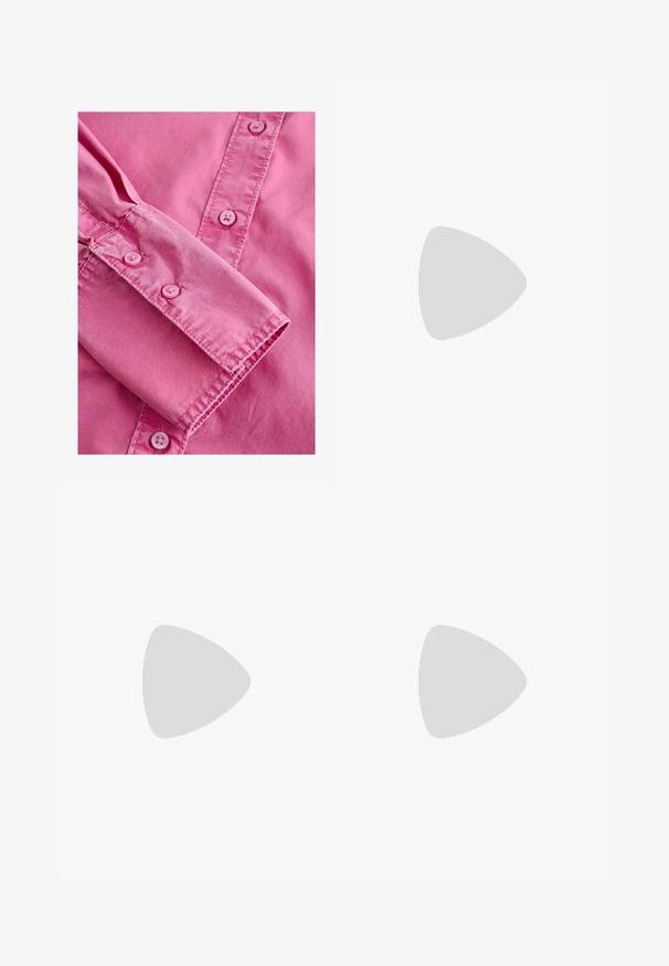 Chemise rose à manches longues avec des poignets boutonnés, présentant une texture lisse et des boutons assortis de couleur rose clair le long de la patte de boutonnage.; Jean denim gris à jambes larges avec un lavage délavé, doté d'une fermeture classique à bouton et zip, cinq poches et des coutures contrastées.; Chaussures en cuir noir avec un bout arrondi, présentant un détail de boucle sur le côté et une semelle épaisse et robuste. Texture lisse avec peu de coutures.; Sac à épaule en cuir noir avec fermeture à rabat, bandoulière longue amovible enroulée à la base, et ferrures en métal argenté sur fond blanc.