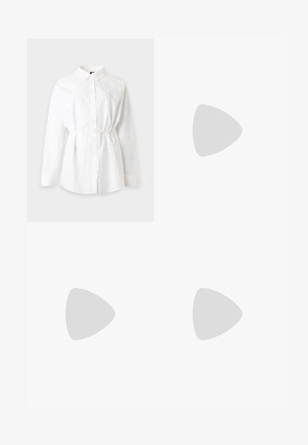 Chemise blanche à manches longues, boutonnée, avec col et fine ceinture ajustable à la taille, présentée sur un fond uni clair.; Pantalon ample bleu marine avec plis à l'avant et ceinture en tissu nouée à la taille sur un fond clair uni.; Chaussure plate Mary Jane bordeaux avec bout arrondi, finition brillante, bride latérale ajustable avec boucle argentée et semelle basse couleur tan.; Sac à main en cuir marron foncé avec longues poignées et petite pochette assortie zippée sur un fond clair uni.