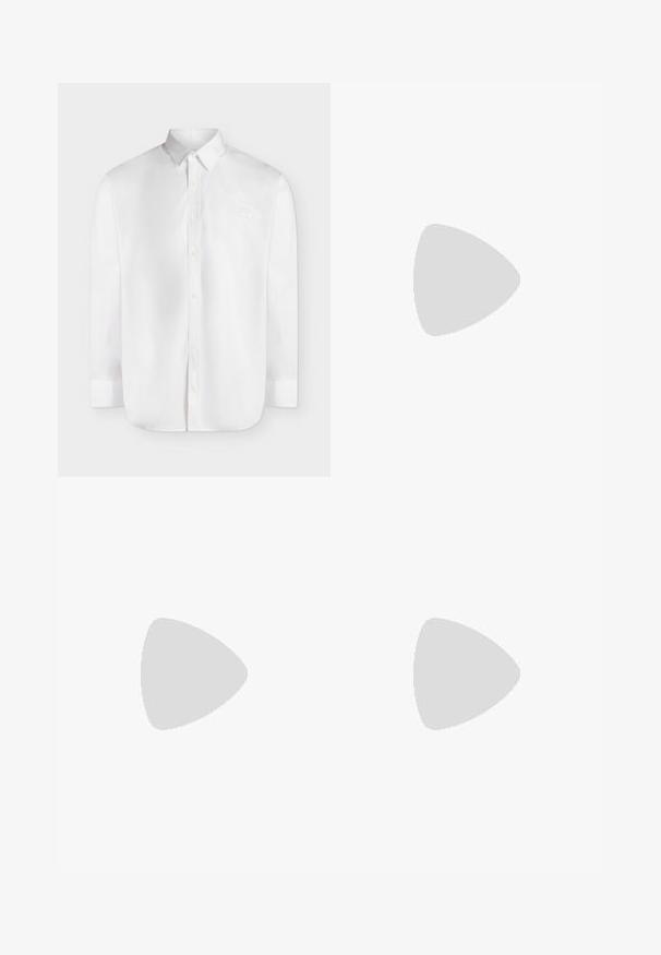 Chemise blanche à manches longues, boutonnée, avec col et petit logo embossé sur la poitrine gauche.; Jean en denim bleu à jambe droite avec lavage délavé, fermeture avant par bouton et fermeture éclair, et design à cinq poches.; Baskets synthétiques noires avec une semelle noire texturée, un bout rond et des lacets plats noirs. Logo blanc remarquablement placé sur le côté extérieur.; Ceinture en cuir noir enroulée avec une boucle en métal argenté et le logo "DIESEL" sur la boucle de ceinture, présentée sur un fond clair uni.