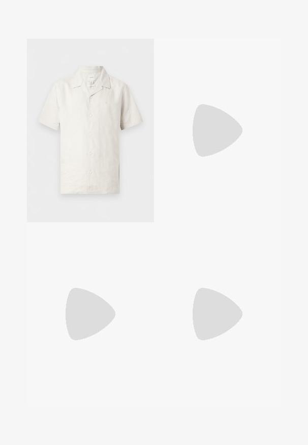 Chemise en lin blanche à manches courtes, boutonnée, avec col classique et logo discret sur la poitrine, présentée sur fond uni.; Shorts bleu marine en coton, dotés d'une fermeture à bouton et à fermeture éclair, d'un devant plat et de poches latérales avec une texture lisse.; Sandale à glissière à lanières croisées de couleur marron, dotée d'une finition mate, d'une semelle noire plate et d'une texture lisse. Design minimaliste sans matériel visible.; Lunettes de soleil Ray-Ban avec des verres verts, monture en plastique noir et accents dorés sur les bords. Forme carrée avec une finition mate.