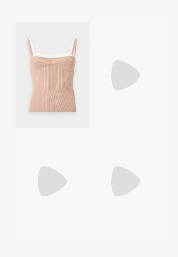 Haut en maille côtelée sans manches avec bonnets moulés en beige et bretelles doubles blanches, conçu pour une coupe ajustée.; Jeans en denim bleu clair avec une coupe droite, dotés d'une taille standard, de cinq poches et d'un léger dégradé sur le tissu.; Escarpin slingback en cuir verni noir avec bout pointu, petit talon kitten et bride à boucle argentée sur fond blanc uni.; Sac à épaule en cuir noir avec garnitures dorées et plaque à logo Guess, muni d’une bandoulière unique et d’une fermeture éclair sur le dessus.
