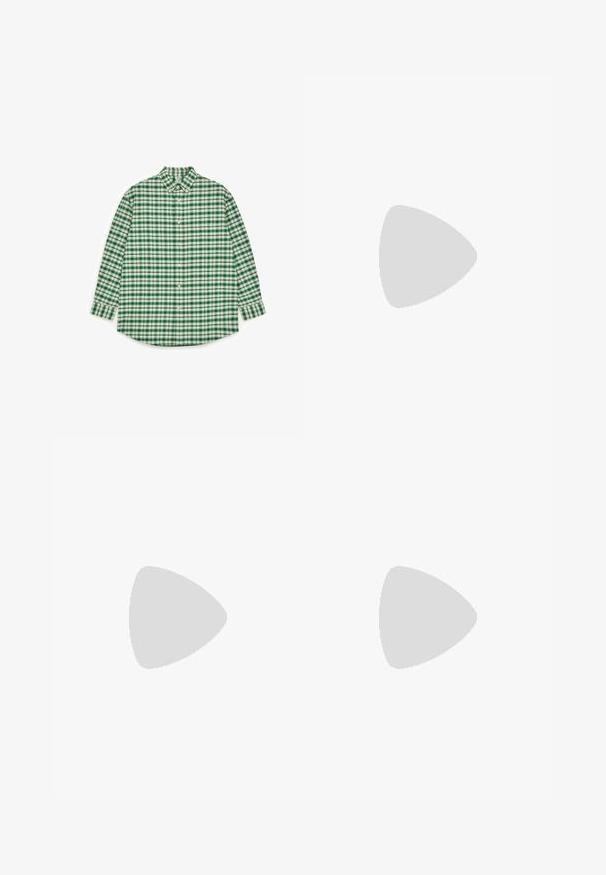 Chemise à boutons à carreaux verts et blancs, manches longues, col, ourlet arrondi, avec un motif carré régulier et une texture subtile.; Short noir sur mesure avec passants de ceinture, plis devant et poches latérales, posé à plat sur un fond blanc.; Mocassin penny en cuir noir avec un bout arrondi, des détails cousus et un petit talon empilé sur un fond neutre uni.; Lunettes de soleil rectangulaires noires avec des verres étroits teintés de rose reposant sur une surface blanche.