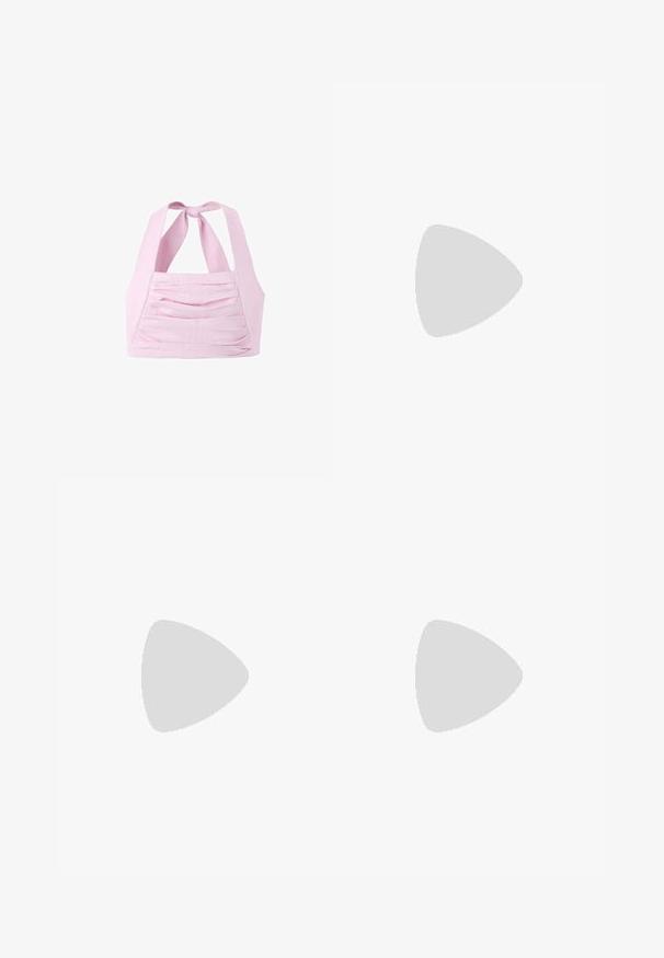 Top court licou rose clair avec un nœud noué au niveau du cou et un détail en tissu plissé horizontal à l'avant.; Gros plan d'un vêtement blanc avec une fermeture éclair argentée partiellement ouverte et une étiquette indiquant la taille EU 38, USA 4, fabriqué au Pakistan.; Tongs en caoutchouc noir avec semelle texturée et bride en forme de Y, arborant un logo de marque discrètement embossé sur le côté.; Sac à main hobo en cuir souple marron foncé avec une large bandoulière unique et un détail subtil de couture centrale sur fond blanc.