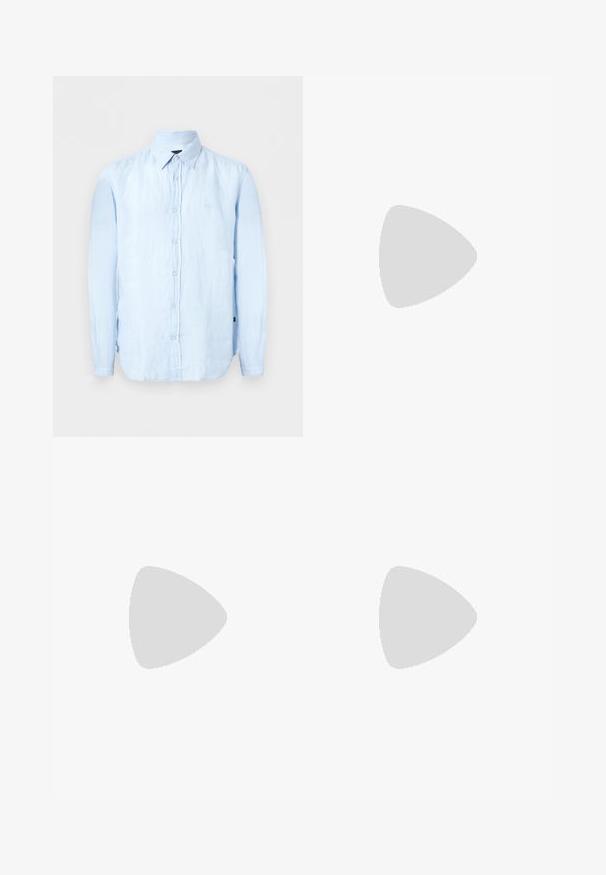 Chemise bleu clair à manches longues avec boutons et col pointu, fabriquée dans un tissu légèrement texturé.; Pantalon beige ajusté pour femme avec passants pour ceinture, bouton avant, fermeture éclair, et plis marqués sur les jambes.; Mocassin en cuir marron foncé sans lacets avec semelle blanche en caoutchouc et détails cousus, présenté de profil sur un fond neutre.; Ceinture en cuir noir avec une texture lisse, dotée d'une boucle rectangulaire en ton argent et d'un logo de marque embossé sur le métal.