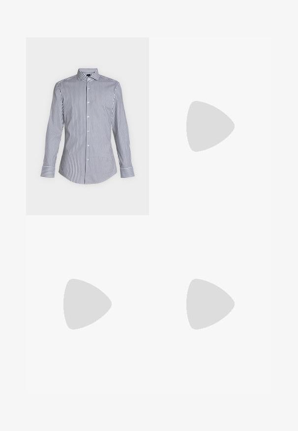 Chemise blanche à manches longues avec fines rayures verticales noires, boutonnée sur le devant, avec col pointu, présentée sur un fond clair uni.; Pantalon homme droit noir avec fermeture à bouton et zip, passants pour ceinture et poches avant, présenté sur fond blanc.; Mocassins en cuir noir au design élégant, à bout arrondi, avec une texture sur le devant et une semelle en caoutchouc pour une meilleure adhérence. Équipés d'une tirette à l'arrière.; Sac en cuir noir avec surface texturée, deux poignées et une bandoulière amovible. Il présente des fermetures éclair en argent et des éléments de design minimalistes.